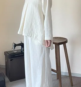 シワ感ある生成り色のリラックスセットアップ。ゆったりしたトップスとワイドパンツが特徴です。