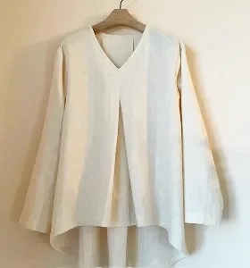 ゆったり白セットアップ。トップスは背中ギャザー、ワイドパンツでリラックス感満載です。